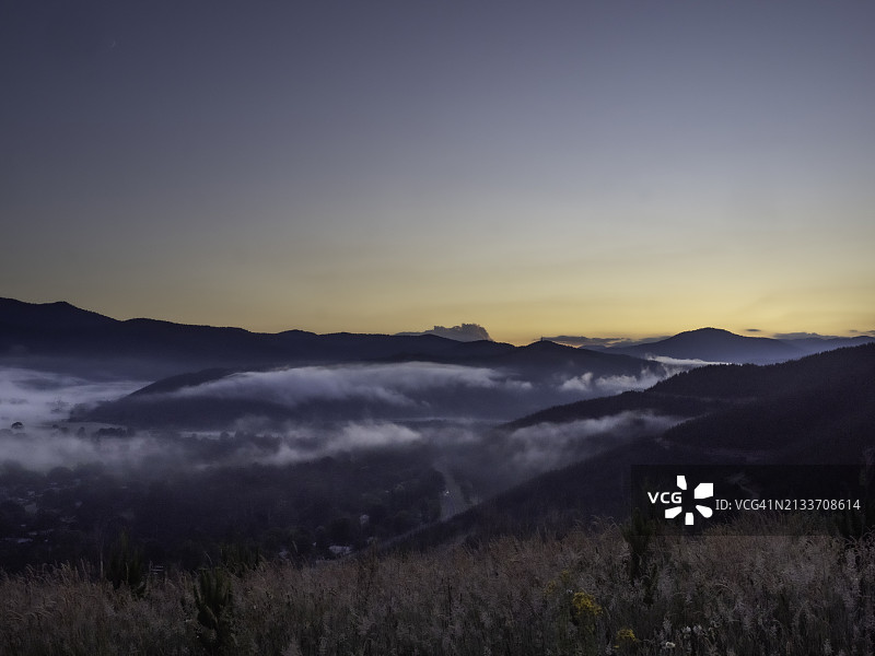 山谷云海日出图片素材