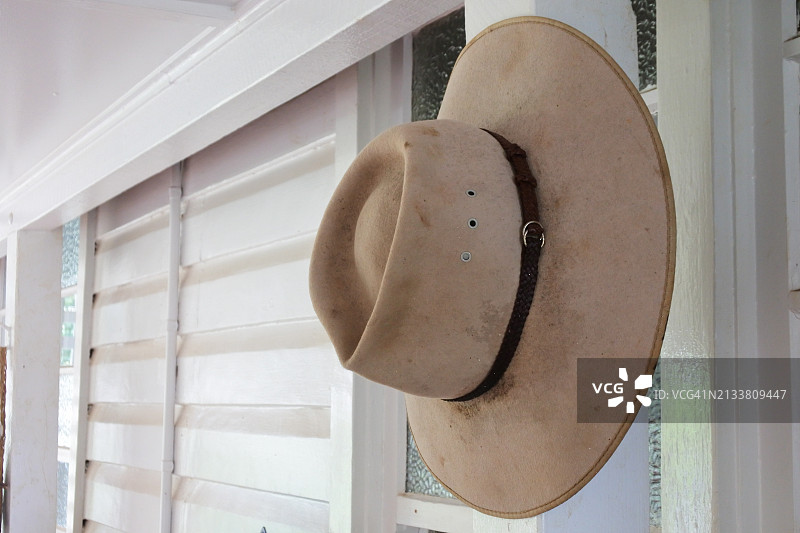 挂在墙上的澳大利亚帽子图片素材