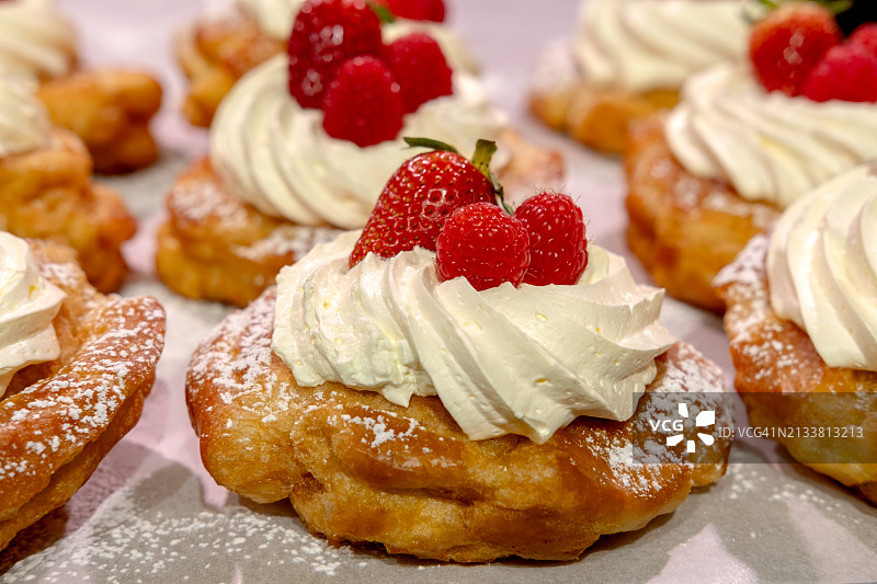 传统意式奶油浆果泽波勒蛋糕图片素材