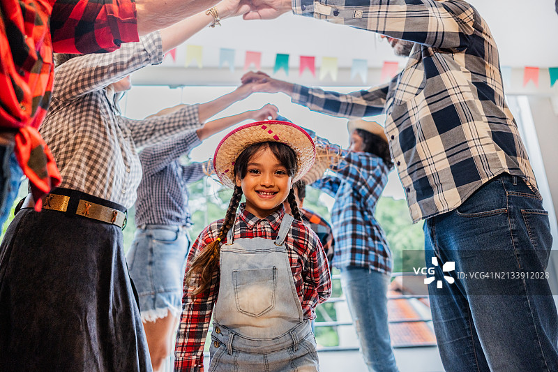 在巴西Junina派对上跳舞的女孩肖像图片素材