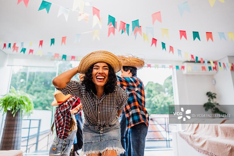 中年妇女在巴西Junina派对上跳舞图片素材