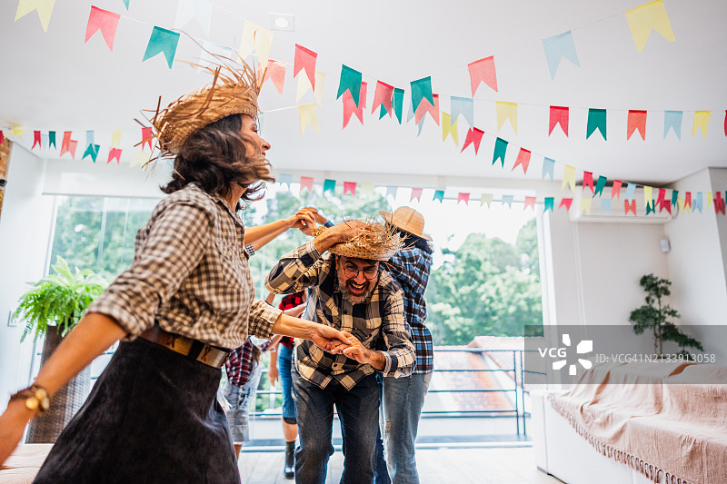 在巴西Junina派对上跳舞的中年夫妇图片素材