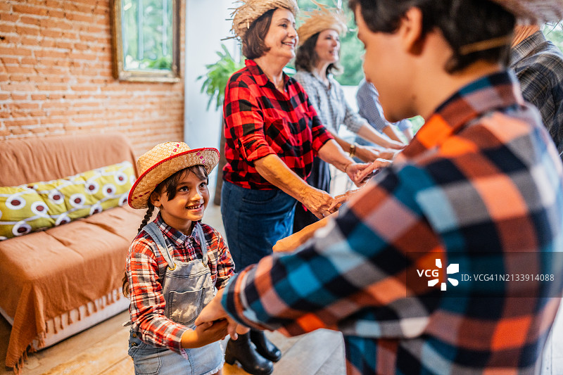 姐姐在巴西Junina派对上与弟弟跳舞图片素材