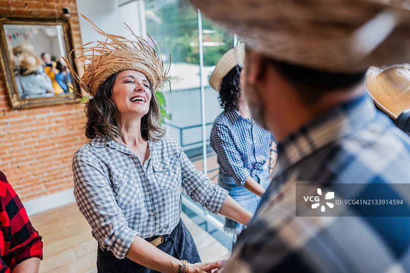 妻子在巴西Junina派对上与丈夫跳舞图片素材