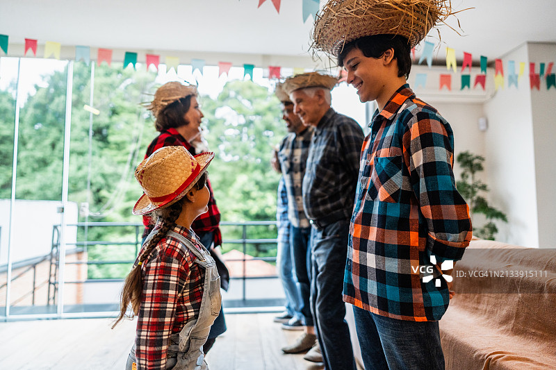 兄妹在巴西六月节派对上跳舞图片素材