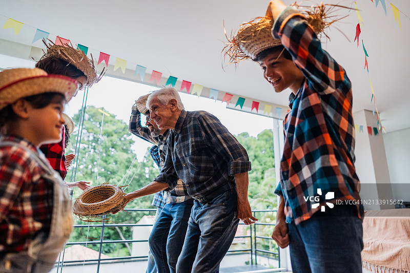 在一个巴西Junina派对上玩乐的家庭图片素材