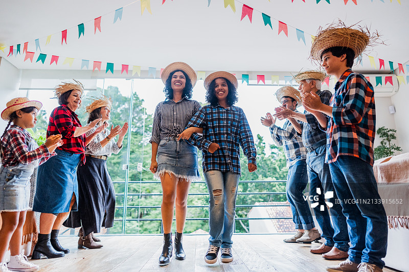 在一个巴西Junina派对上玩乐的家庭图片素材