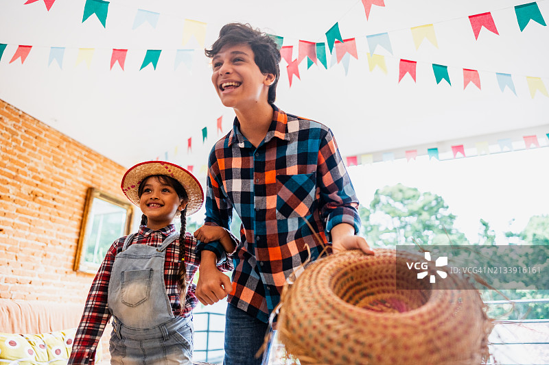 兄妹在巴西六月节派对上跳舞图片素材