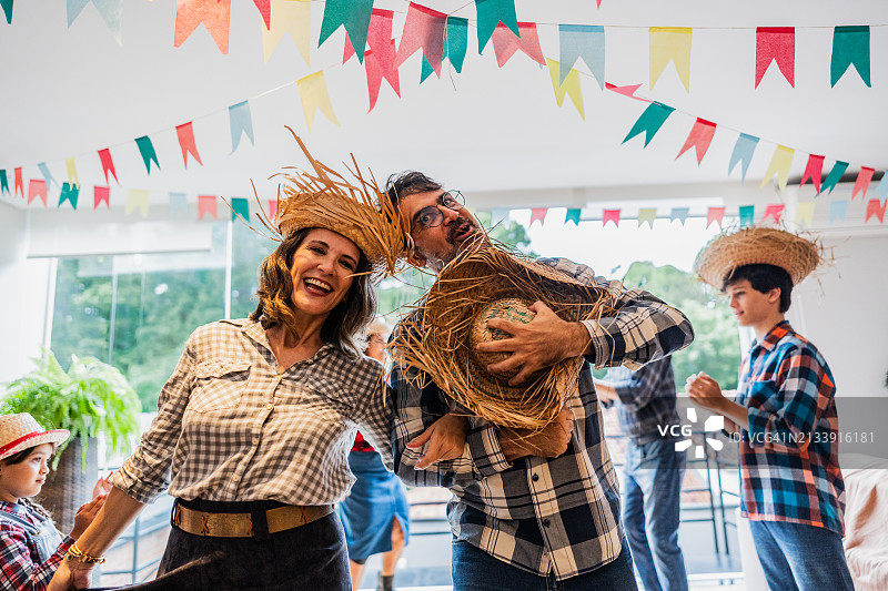在巴西六月节派对上跳舞的成熟夫妇肖像图片素材