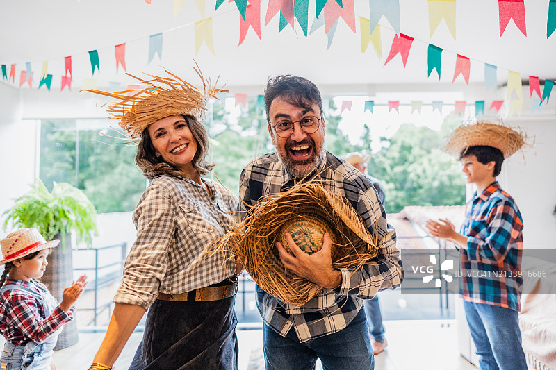 在巴西六月节派对上跳舞的成熟夫妇肖像图片素材