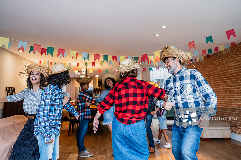 一家人在巴西Junina派对上跳舞图片素材