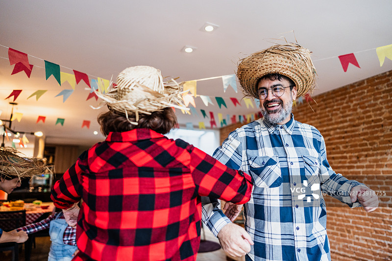 母子在巴西Junina派对上跳舞图片素材
