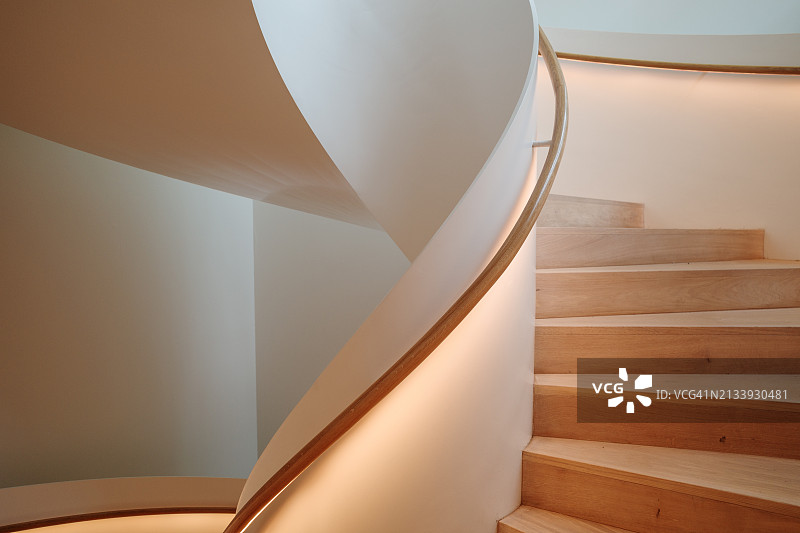 具有平滑曲线的楼梯图片素材
