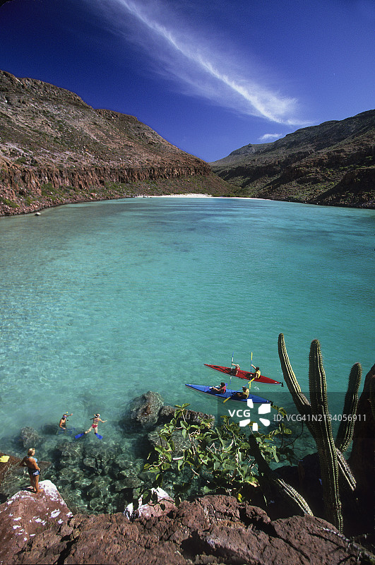在科尔特斯海的巴哈划船、海上皮划艇图片素材