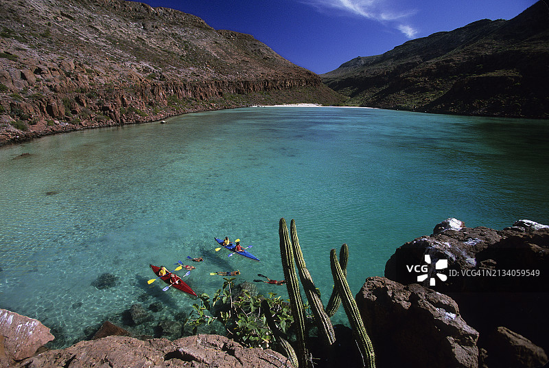 在科尔特斯海的巴哈划船、海上皮划艇图片素材