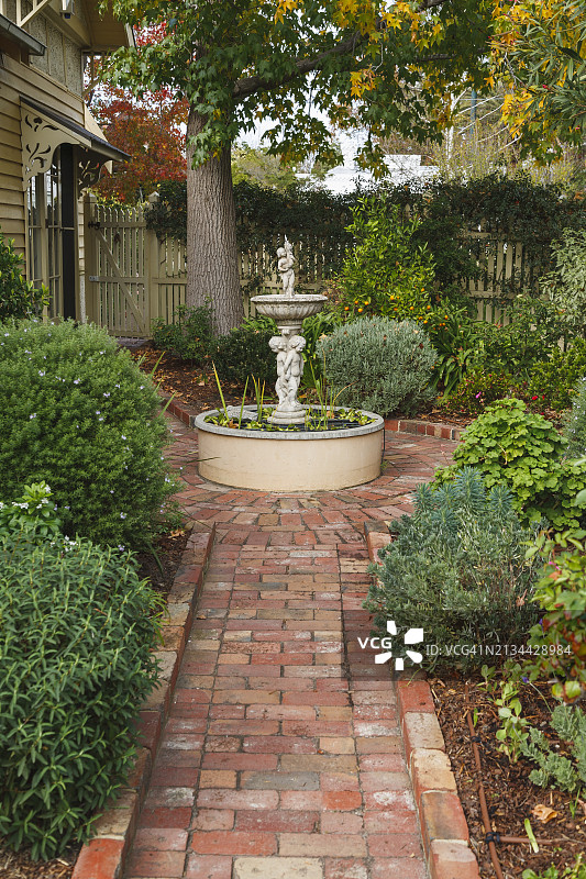澳大利亚联邦房屋旁的砖砌小路和喷泉图片素材