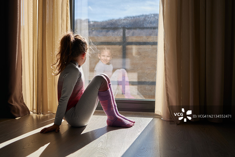 透过窗户看图片素材