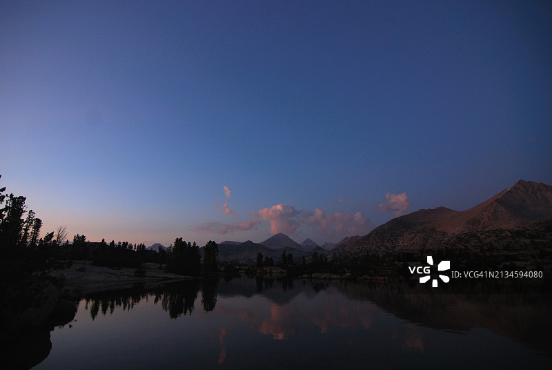 内华达山脉蓝色湖泊的黄昏图片素材