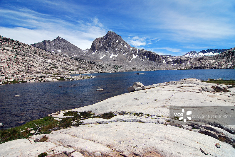 高山上的蓝色湖泊图片素材