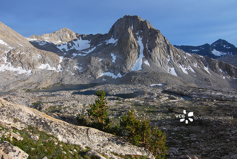 高山上的蓝色湖泊图片素材