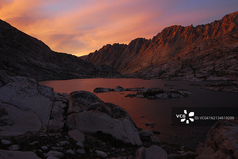 高山湖泊中反射的日落天空图片素材