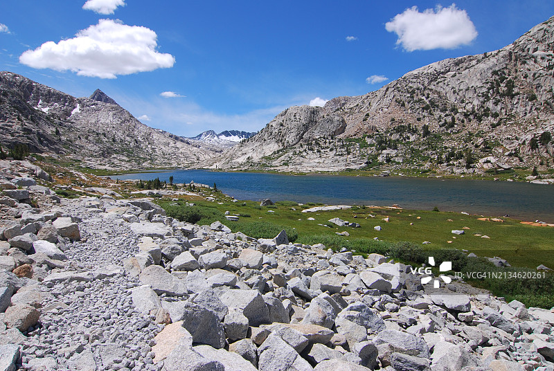 高山上的蓝色湖泊图片素材