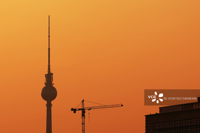 日落时分的柏林电视塔和起重机（德国）图片素材