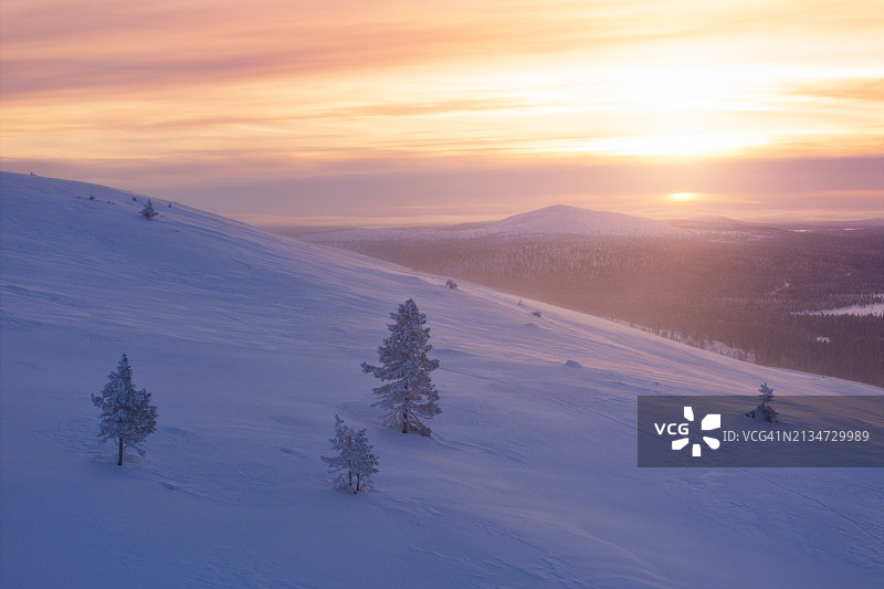 芬兰帕拉斯-于莱斯国家公园冬季日出航拍图片素材