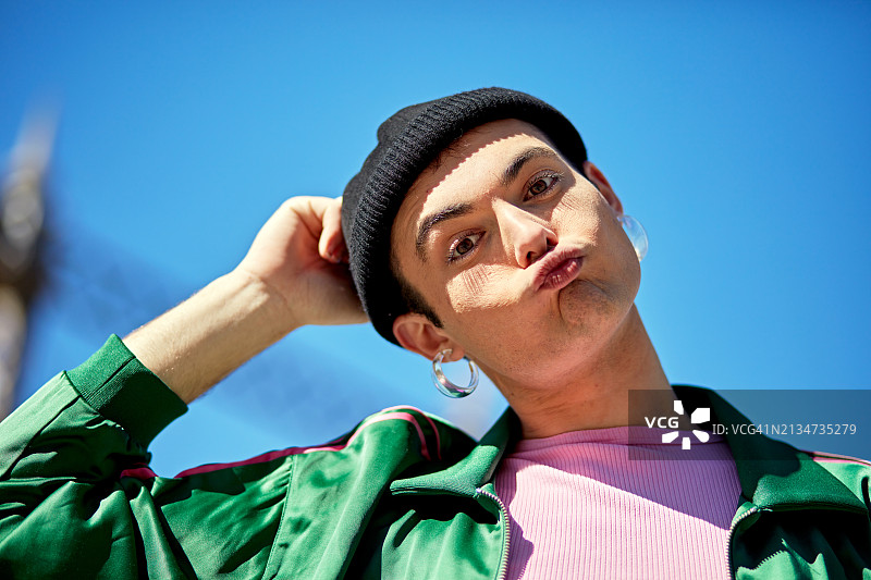 巴塞罗那青年做鬼脸的幽默肖像图片素材