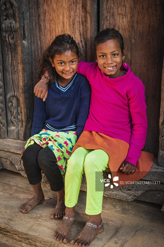 尼泊尔巴克塔普尔的两名年轻女孩肖像图片素材
