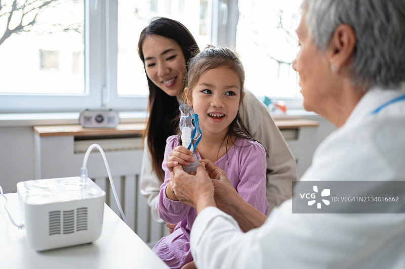 日本女孩在儿科医生处接受雾化治疗图片素材