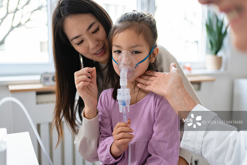 日本女孩在儿科医生处接受雾化治疗图片素材