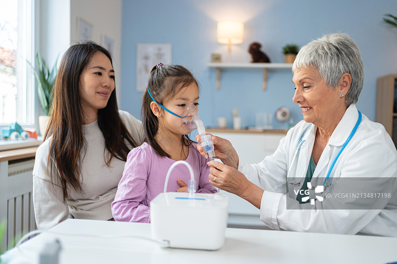 日本女孩在儿科医生处接受雾化治疗图片素材