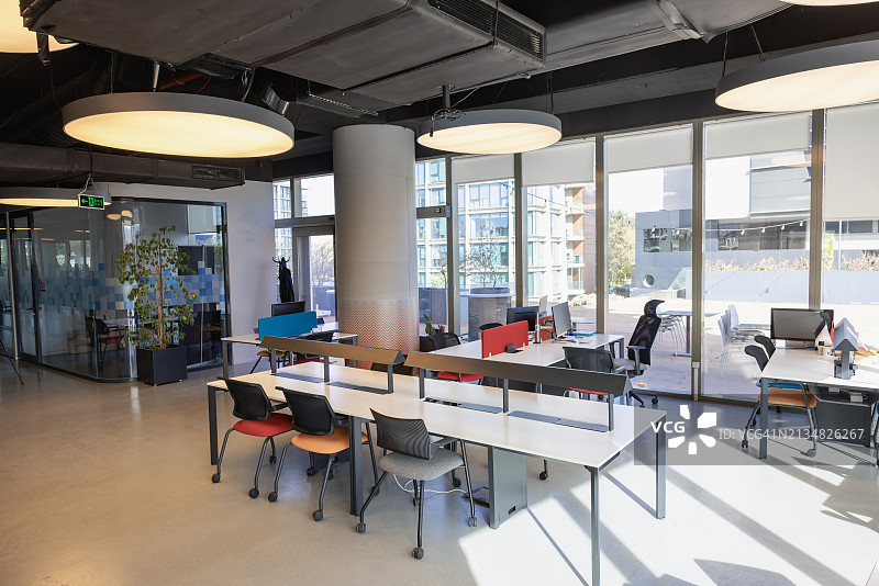 带有办公桌的空旷现代办公室图片素材