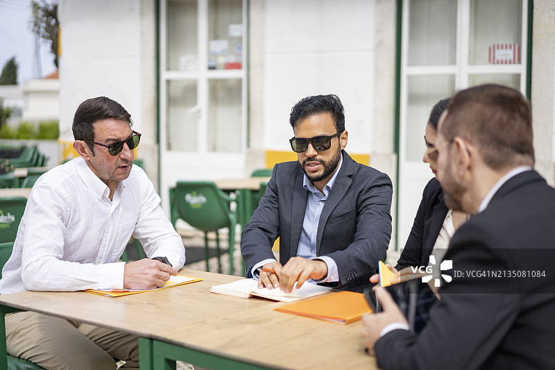 户外咖啡馆商务会议图片素材