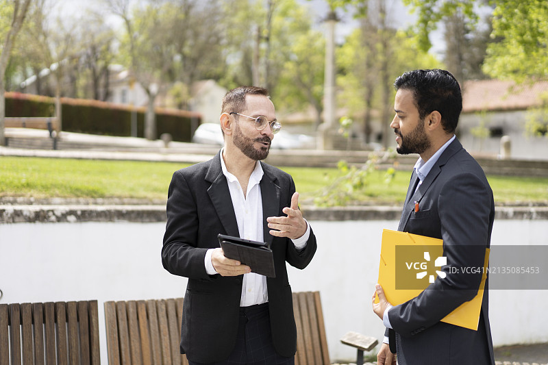 商人在公园里交谈图片素材