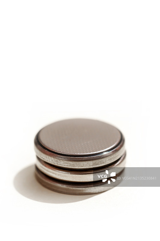 用过的CR2032锂纽扣电池图片素材