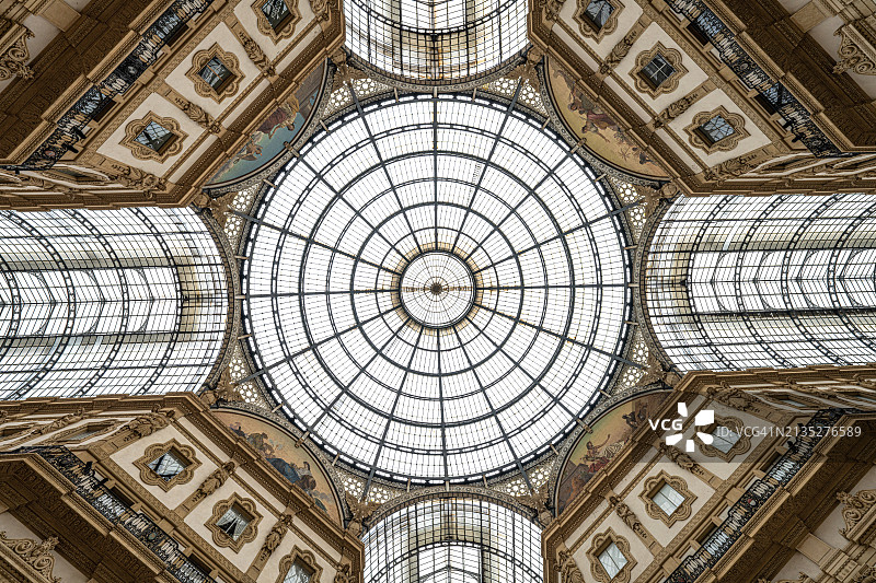 米兰埃马努埃莱二世长廊玻璃穹顶仰视图图片素材