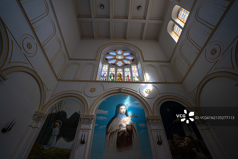 教堂拱形窗户的光线图片素材