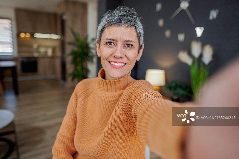在家中留着灰色短发的中年妇女图片素材