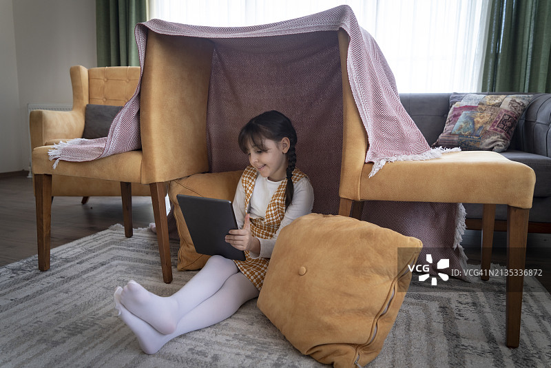 使用平板电脑的可爱女孩图片素材