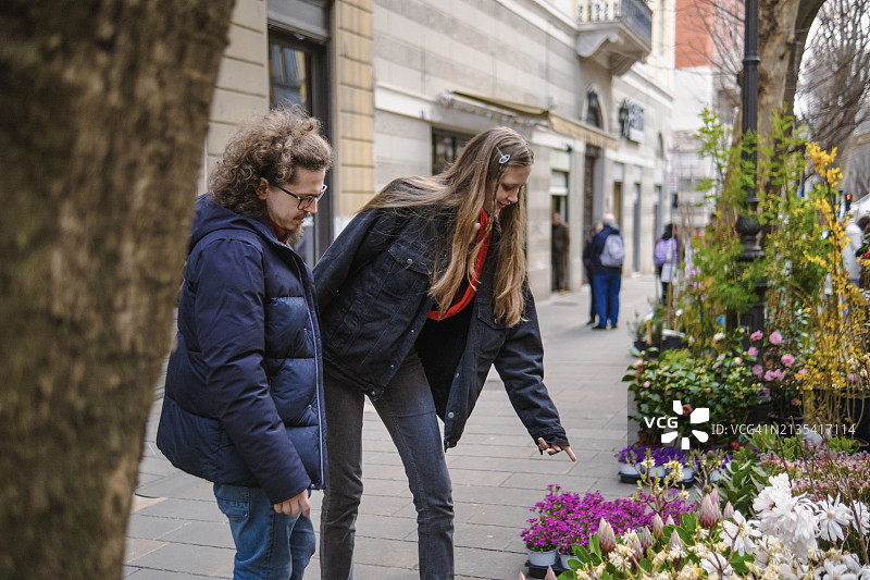 朋友们逛花市图片素材