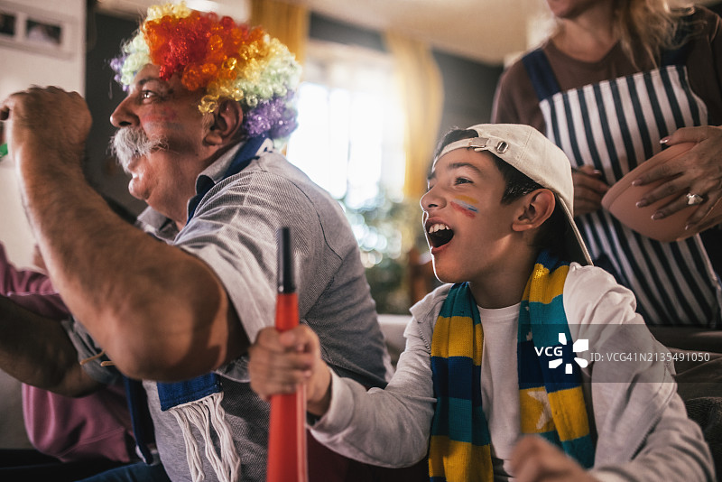 一家人准备观看体育比赛图片素材