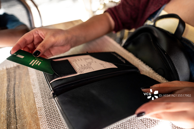 在户外餐厅支付账单的女人特写图片素材