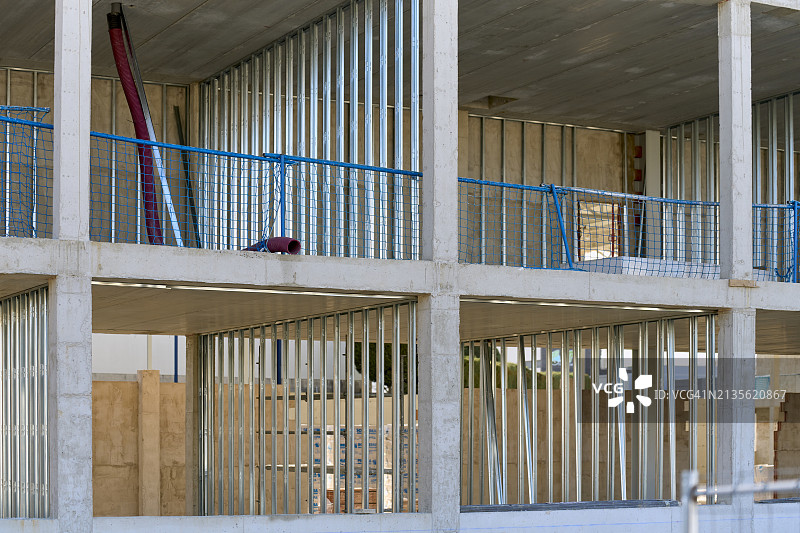 未完工的空公寓楼建筑工地正面特写图片素材