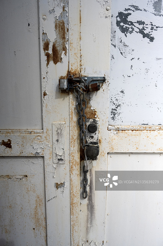 有裂缝的锁着的门图片素材