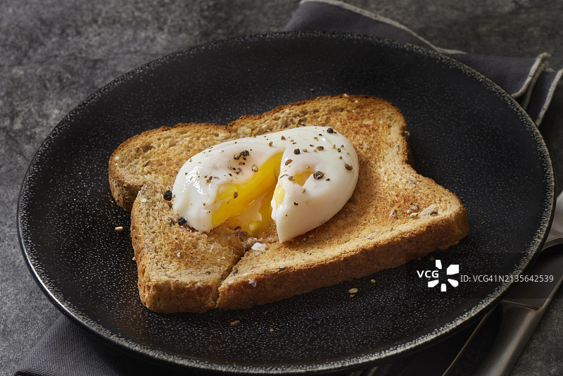 吐司上的水波蛋图片素材