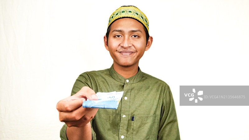 穆斯林男子用纸币支付图片素材