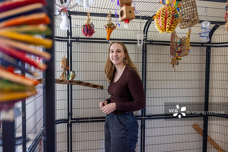 绿颊锥尾鹦鹉和年轻女人图片素材