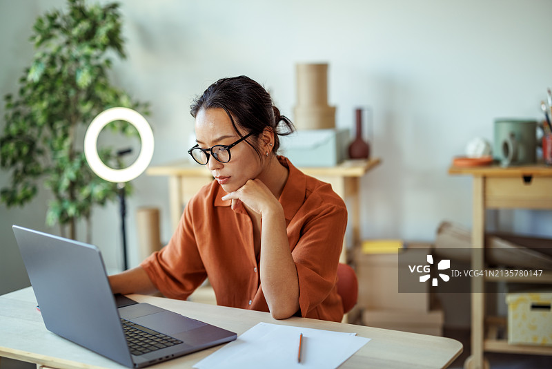 在家办公的年轻漂亮女人图片素材